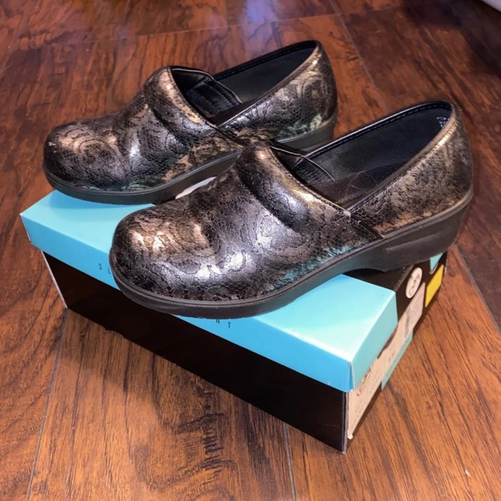 Savvy Nursing Clogs